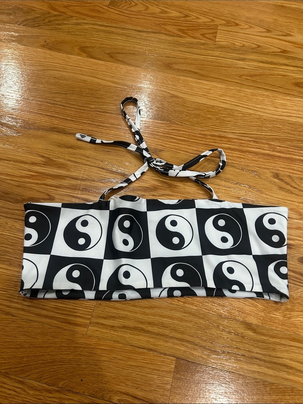 Beginning Boutique Black & White Yin Yang Halter cropped Tube Top size 8 women’s